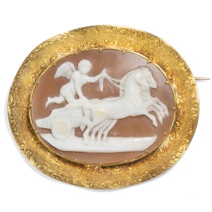 Ungewöhnliche Muschelkamee in einer breiten Goldfassung, um 1850 Ungewöhnliche Muschelkamee in einer breiten Goldfassung, um 1850