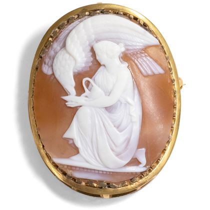 Große antike Muschel-Kamee der Hebe in späterer Goldfassung, um 1870/1970 Große antike Muschel-Kamee der Hebe in späterer Goldfassung, um 1870/1970