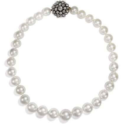 Exquisites Südseeperlen-Collier mit antiker Diamantschließe, um 1870 / 2000 Exquisites Südseeperlen-Collier mit antiker Diamantschließe, um 1870 / 2000