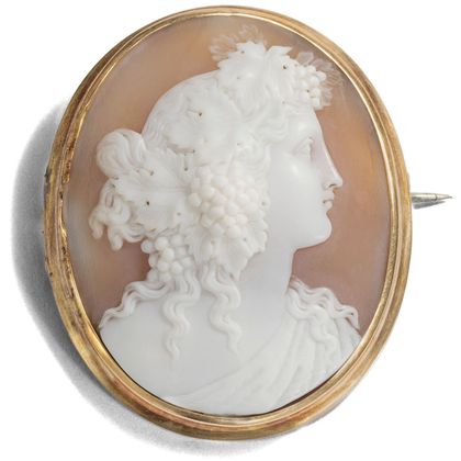 Magnificent shell cameo of a bacchante as a brooch in gold, around 1875 Magnificent shell cameo of a bacchante as a brooch in gold, around 1875