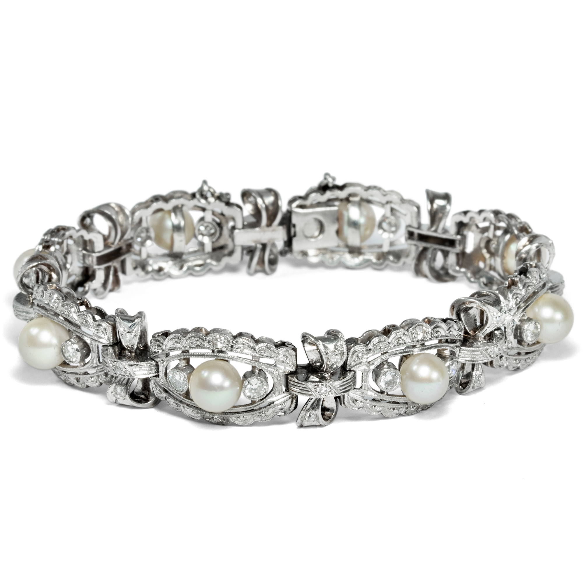 Luxurious art deco bracelet with pearls & diamonds in platinum, around 1930