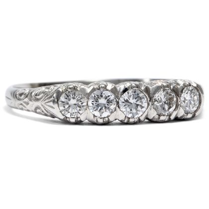 Nachhaltiger Platinring mit fünf Brillanten, hergestellt in unserer Werkstatt Nachhaltiger Platinring mit fünf Brillanten, hergestellt in unserer Werkstatt