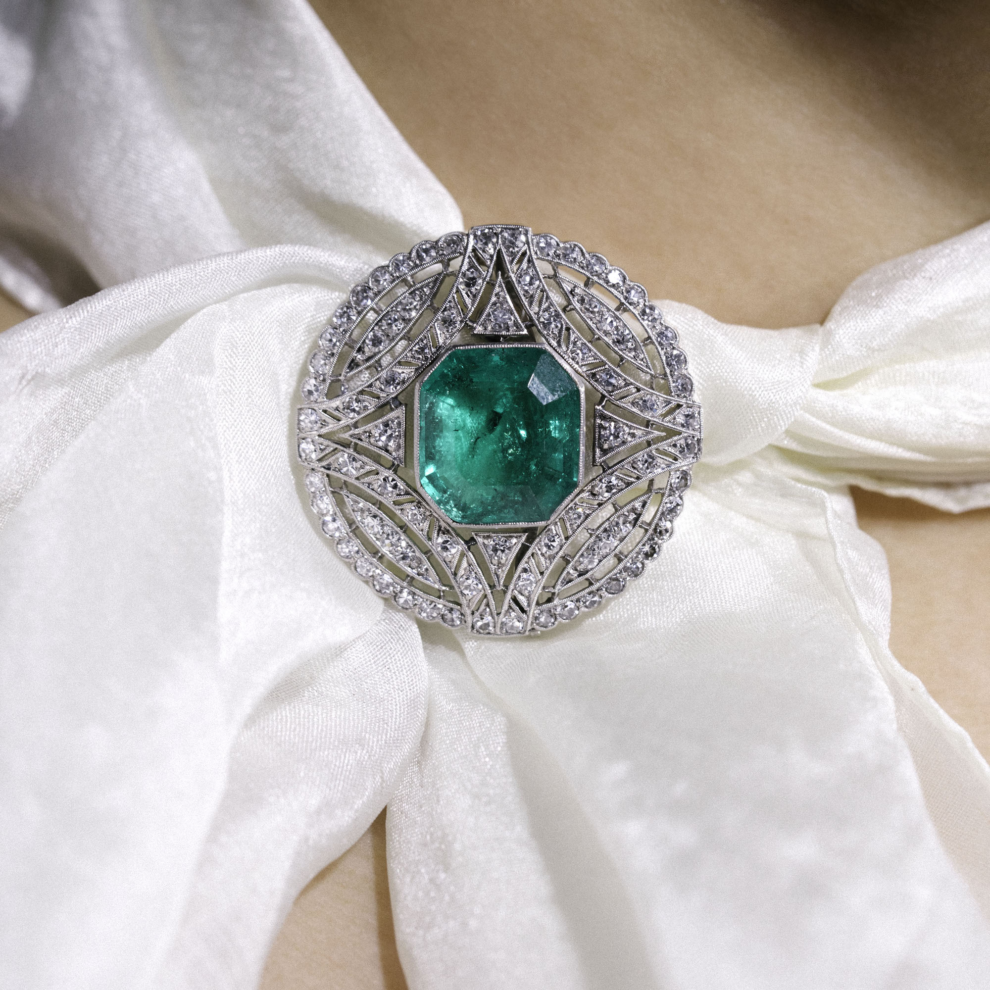 Art Deco Brooch With Colombian Emerald & Diamonds in Platinum, ca. 1930