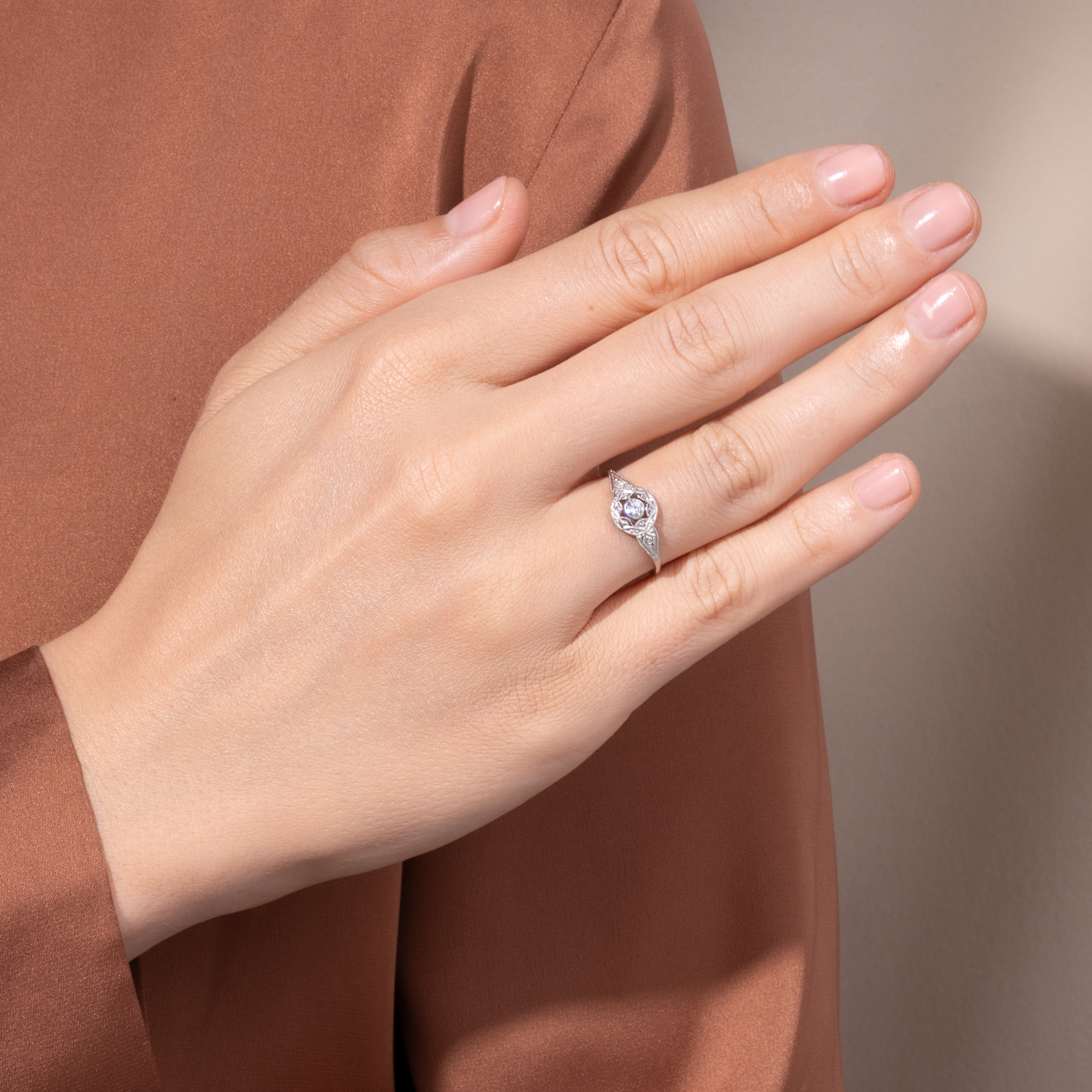 Funkelnder Ring aus Platin mit 0,10 ct Top Wesselton Brillant, aus unserer Werkstatt Funkelnder Ring aus Platin mit 0,10 ct Top Wesselton Brillant, aus unserer Werkstatt