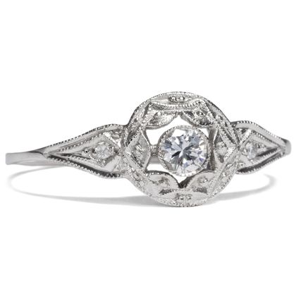 Feiner Platin-Ring mit 0,10 ct Top Wesselton Brillant aus unserer Werkstatt Feiner Platin-Ring mit 0,10 ct Top Wesselton Brillant aus unserer Werkstatt
