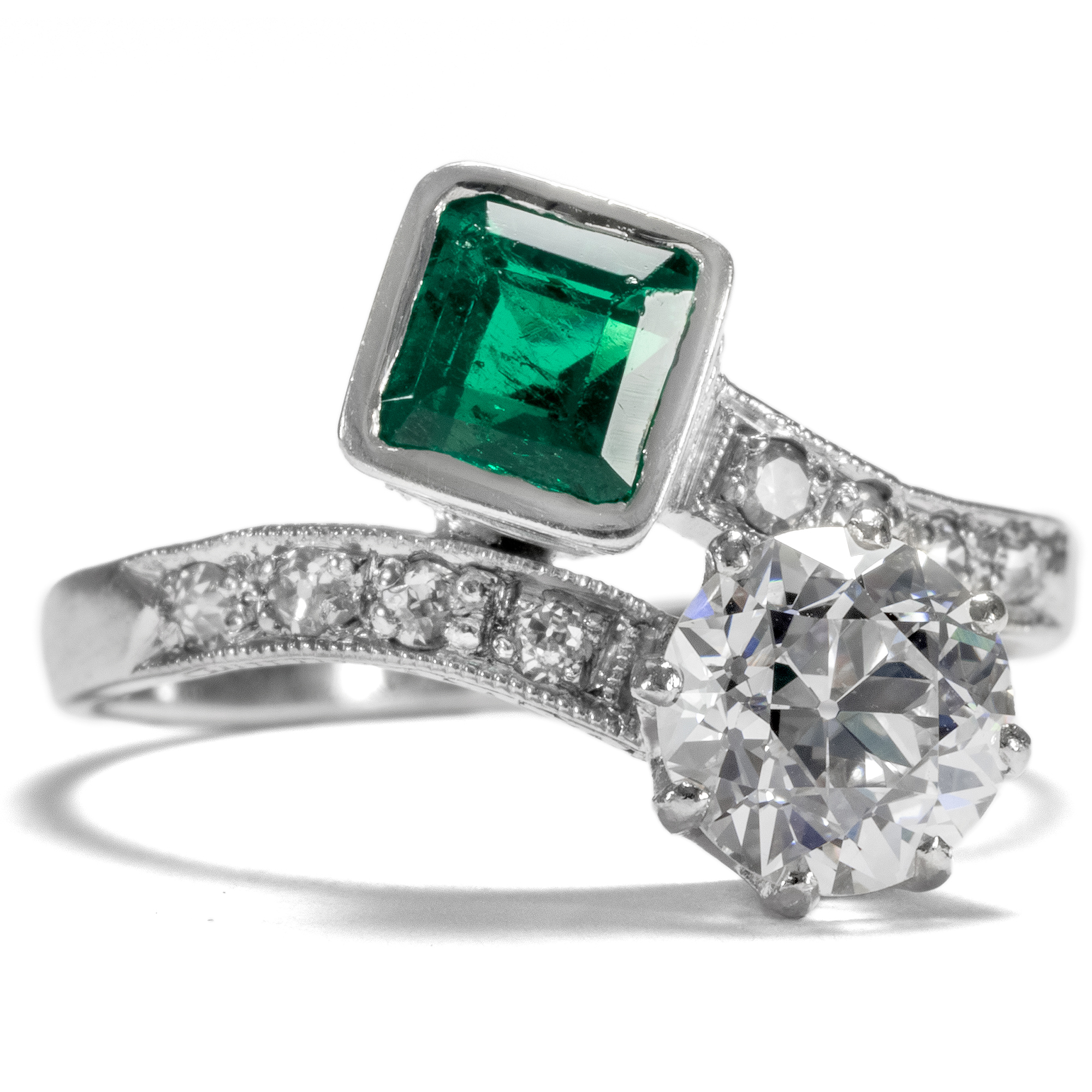 Splendid Art Deco Ring with Colombian Emerald & Diamonds in Platinum, ca. 1925