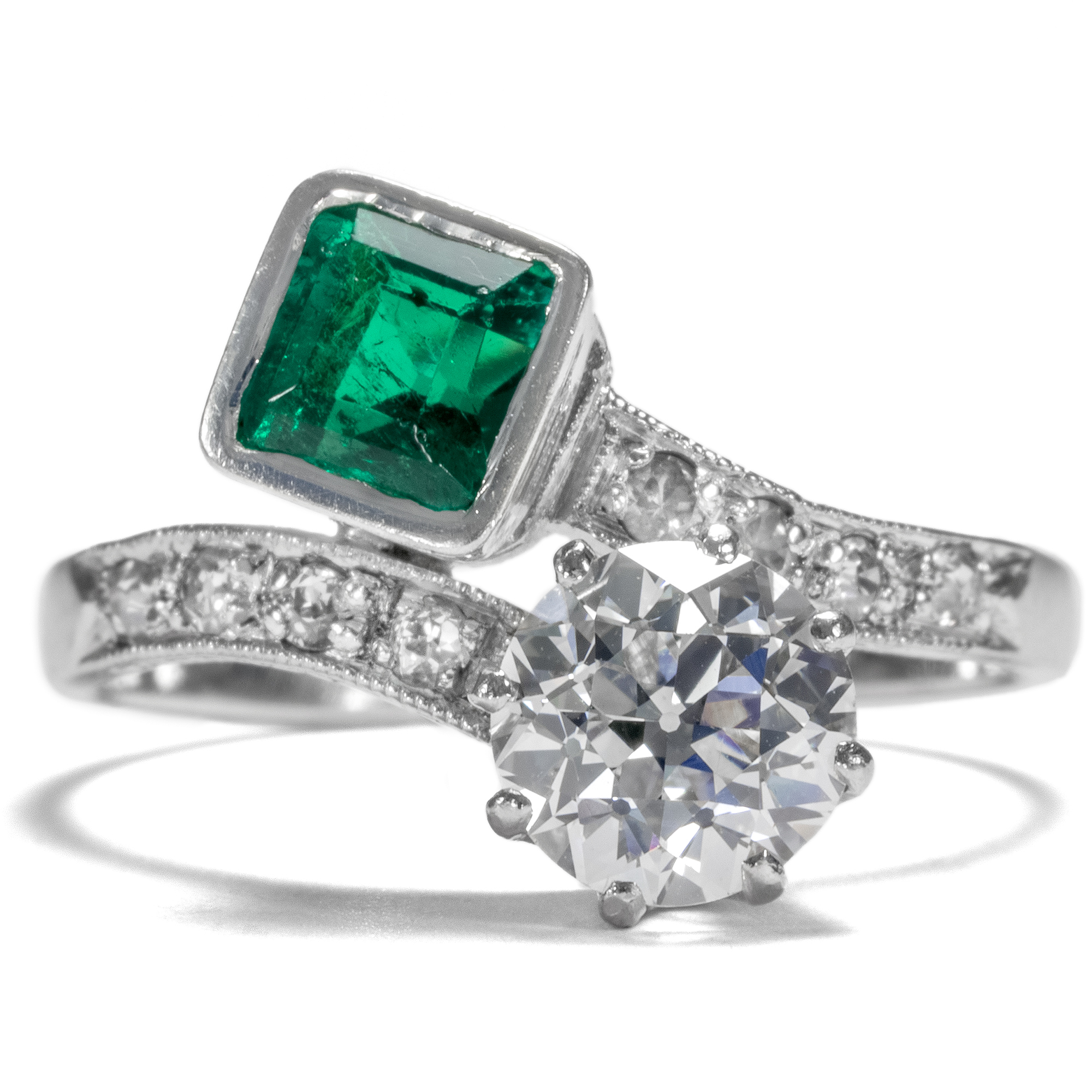 Splendid Art Deco Ring with Colombian Emerald & Diamonds in Platinum, ca. 1925