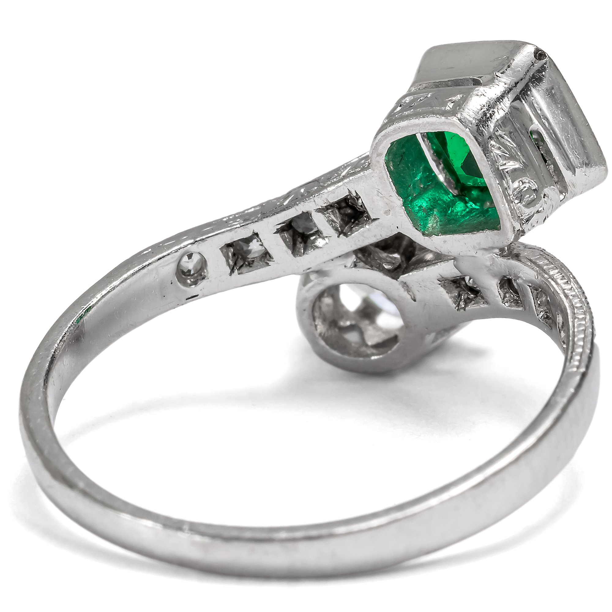 Splendid Art Deco Ring with Colombian Emerald & Diamonds in Platinum, c. 1925 Splendid Art Deco Ring with Colombian Emerald & Diamonds in Platinum, c. 1925
