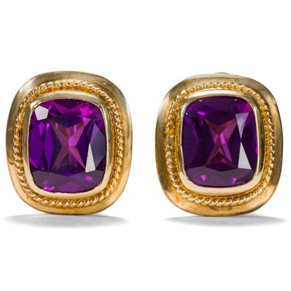 Stilvolle vintage Ohrclips aus Gold & violetten Verneuil-Saphiren, um 1965 Stilvolle vintage Ohrclips aus Gold & violetten Verneuil-Saphiren, um 1965