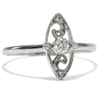 Zarter, verspielter Ring mit Diamanten in Platin, aus unserer Werkstatt Zarter, verspielter Ring mit Diamanten in Platin, aus unserer Werkstatt