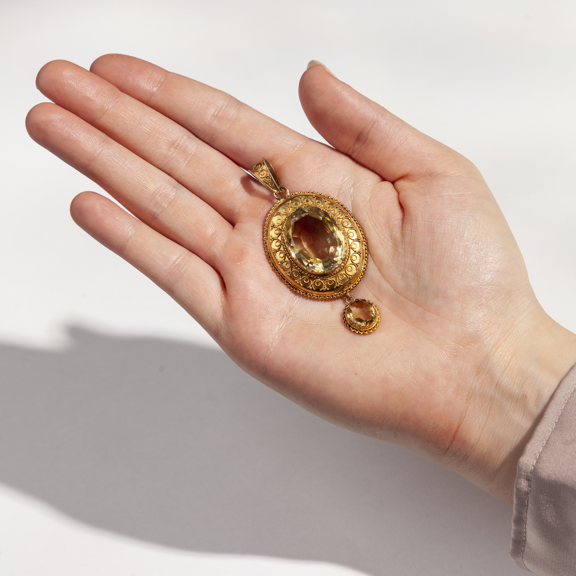 Großer viktorianischer Anhänger mit Citrinen in Gold, um 1870 Großer viktorianischer Anhänger mit Citrinen in Gold, um 1870