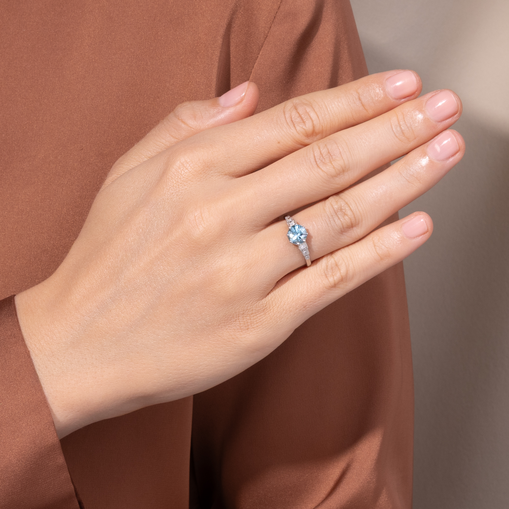Eleganter Ring aus Platin mit Diamanten & Edelzirkon aus unserer Werkstatt Eleganter Ring aus Platin mit Diamanten & Edelzirkon aus unserer Werkstatt
