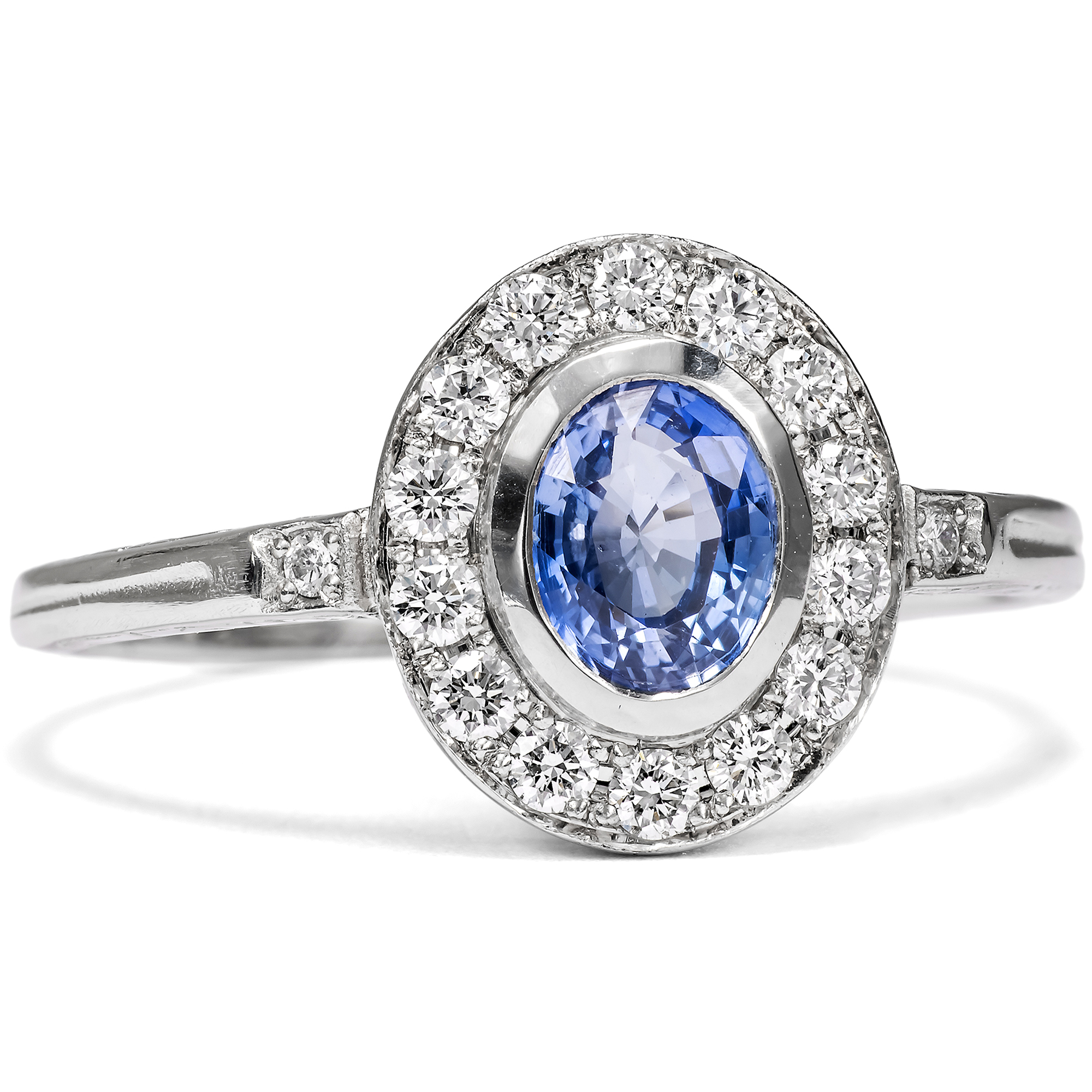 Klassischer Ceylonsaphir- & Diamantring aus Platin, hergestellt in unserer Werkstatt Klassischer Ceylonsaphir- & Diamantring aus Platin, hergestellt in unserer Werkstatt