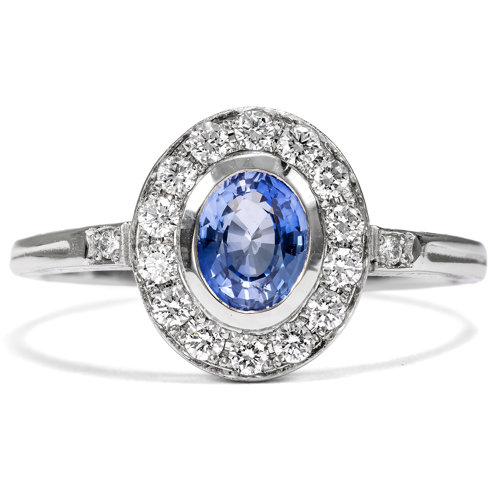 Klassischer Ceylonsaphir- & Diamantring aus Platin, hergestellt in unserer Werkstatt Klassischer Ceylonsaphir- & Diamantring aus Platin, hergestellt in unserer Werkstatt