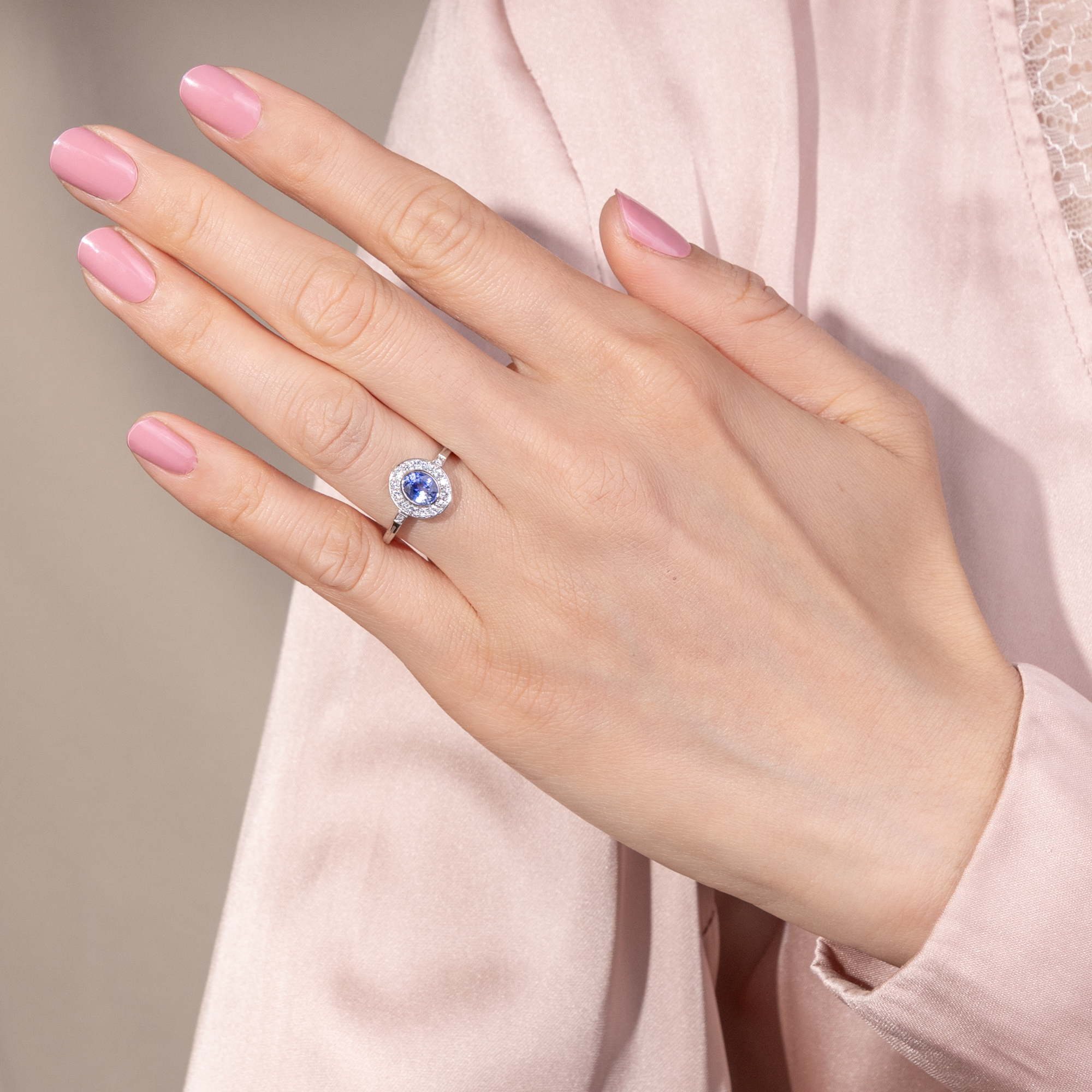 Klassischer Ring mit Saphir & Diamanten in Platin, aus unserer Werkstatt Klassischer Ring mit Saphir & Diamanten in Platin, aus unserer Werkstatt