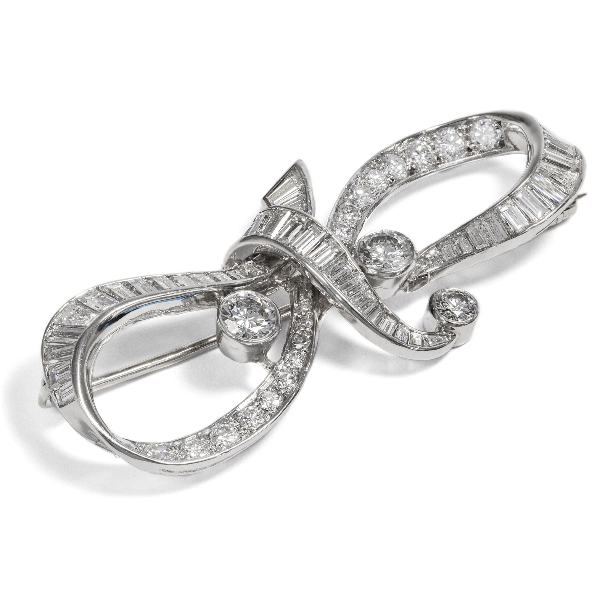 Precious Bow Brooch With 2.93 Ct Diamonds In Platinum, 1950s