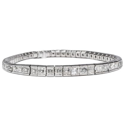 Erstklassiges Rivière-Armband mit 10,91 ct Diamanten im Asscher-Schliff, um 2010 Erstklassiges Rivière-Armband mit 10,91 ct Diamanten im Asscher-Schliff, um 2010