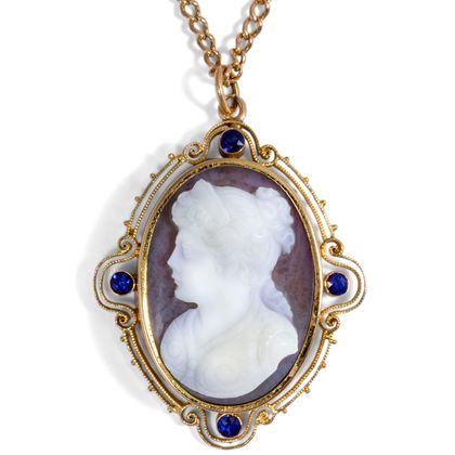 Antiker Anhänger mit Achat-Kamee der Hera in Goldfassung an Kette, um 1880 Antiker Anhänger mit Achat-Kamee der Hera in Goldfassung an Kette, um 1880