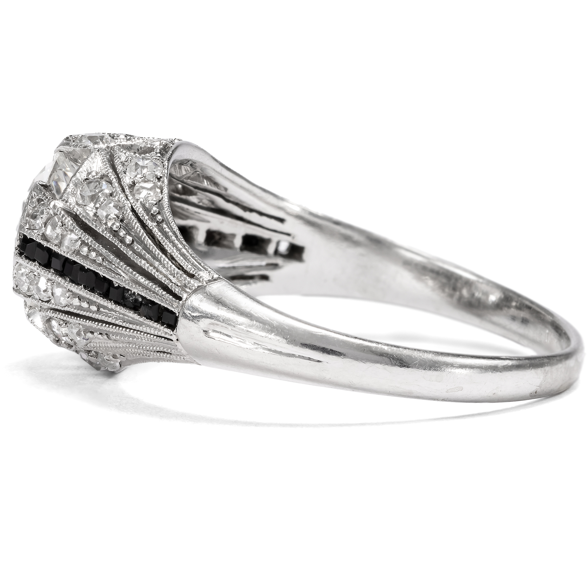 Antiker Solitärring mit Onyx-Akzenten in Platin, Art Déco um 1925 Antiker Solitärring mit Onyx-Akzenten in Platin, Art Déco um 1925