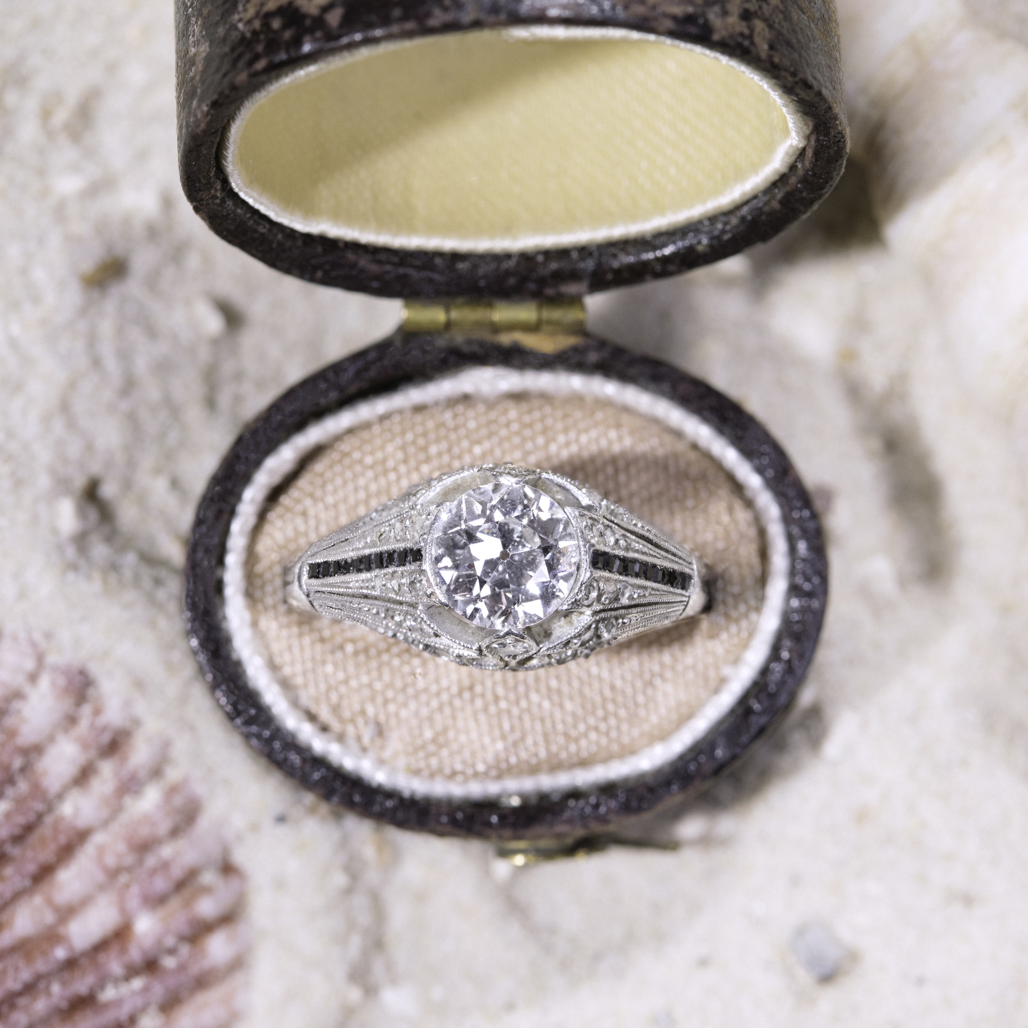 Antiker Solitärring mit Onyx-Akzenten in Platin, Art Déco um 1925 Antiker Solitärring mit Onyx-Akzenten in Platin, Art Déco um 1925