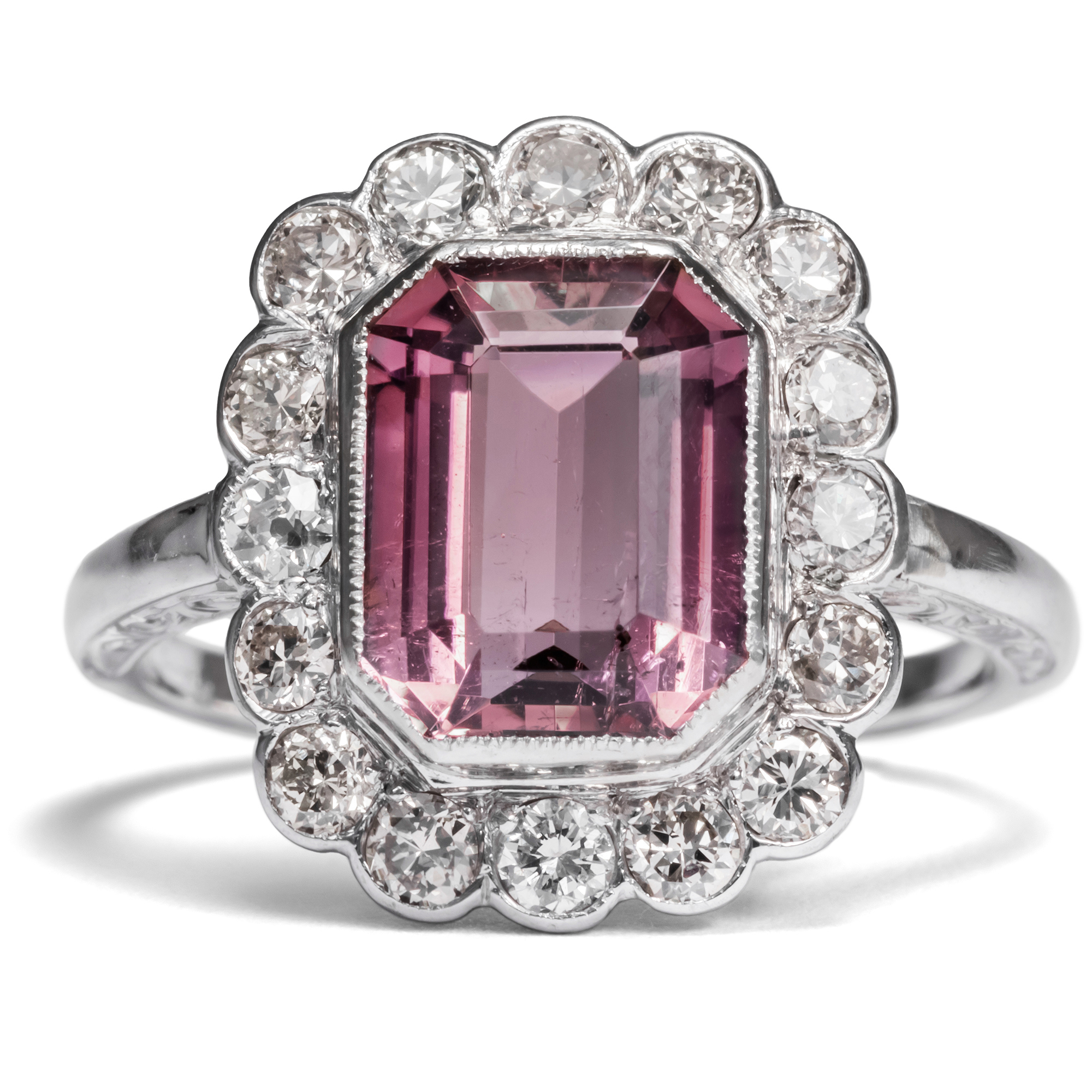 Zeitloser Entourage-Ring mit rosa Turmalin & Diamanten in Weißgold, um 1935 Zeitloser Entourage-Ring mit rosa Turmalin & Diamanten in Weißgold, um 1935