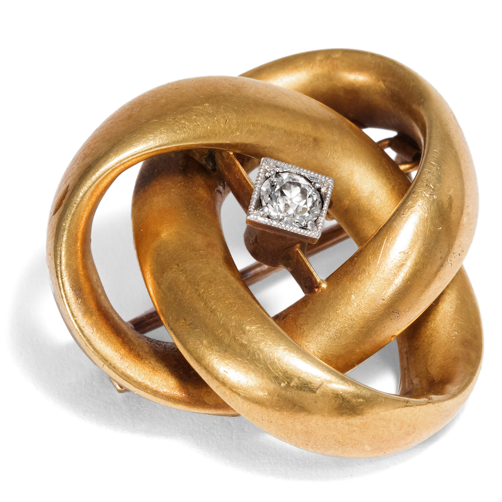 Romantische Knoten-Brosche mit Altschliff-Diamant in Gold, Deutschland um 1905 Romantische Knoten-Brosche mit Altschliff-Diamant in Gold, Deutschland um 1905