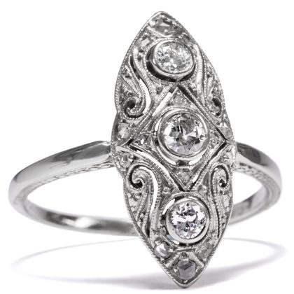 Zarter Art Déco-Ring mit Diamanten in Platin, um 1930 Zarter Art Déco-Ring mit Diamanten in Platin, um 1930