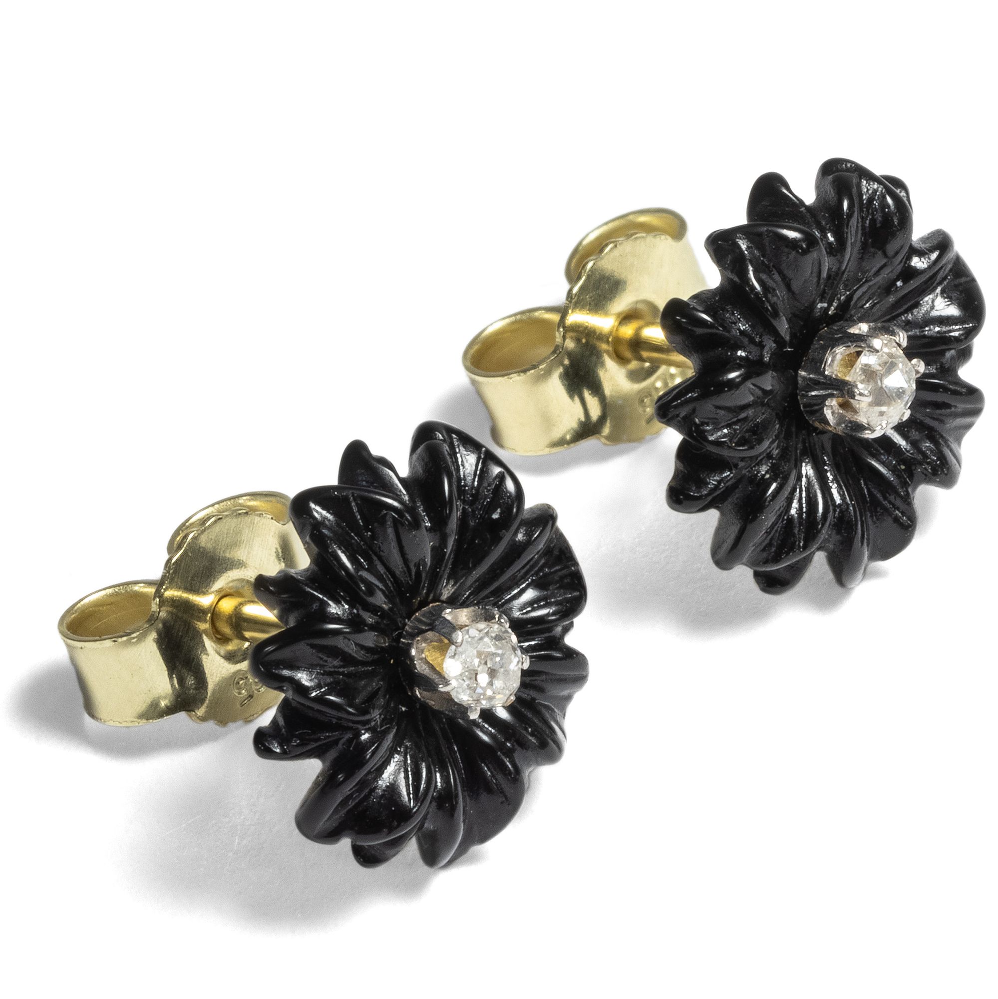 Feine Chrysanthemen-Ohrstecker aus Onyx & antiken Diamanten, aus unserer Werkstatt Feine Chrysanthemen-Ohrstecker aus Onyx & antiken Diamanten, aus unserer Werkstatt