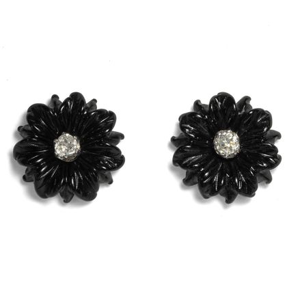 Feine Chrysanthemen-Ohrstecker aus Onyx & antiken Diamanten, aus unserer Werkstatt Feine Chrysanthemen-Ohrstecker aus Onyx & antiken Diamanten, aus unserer Werkstatt