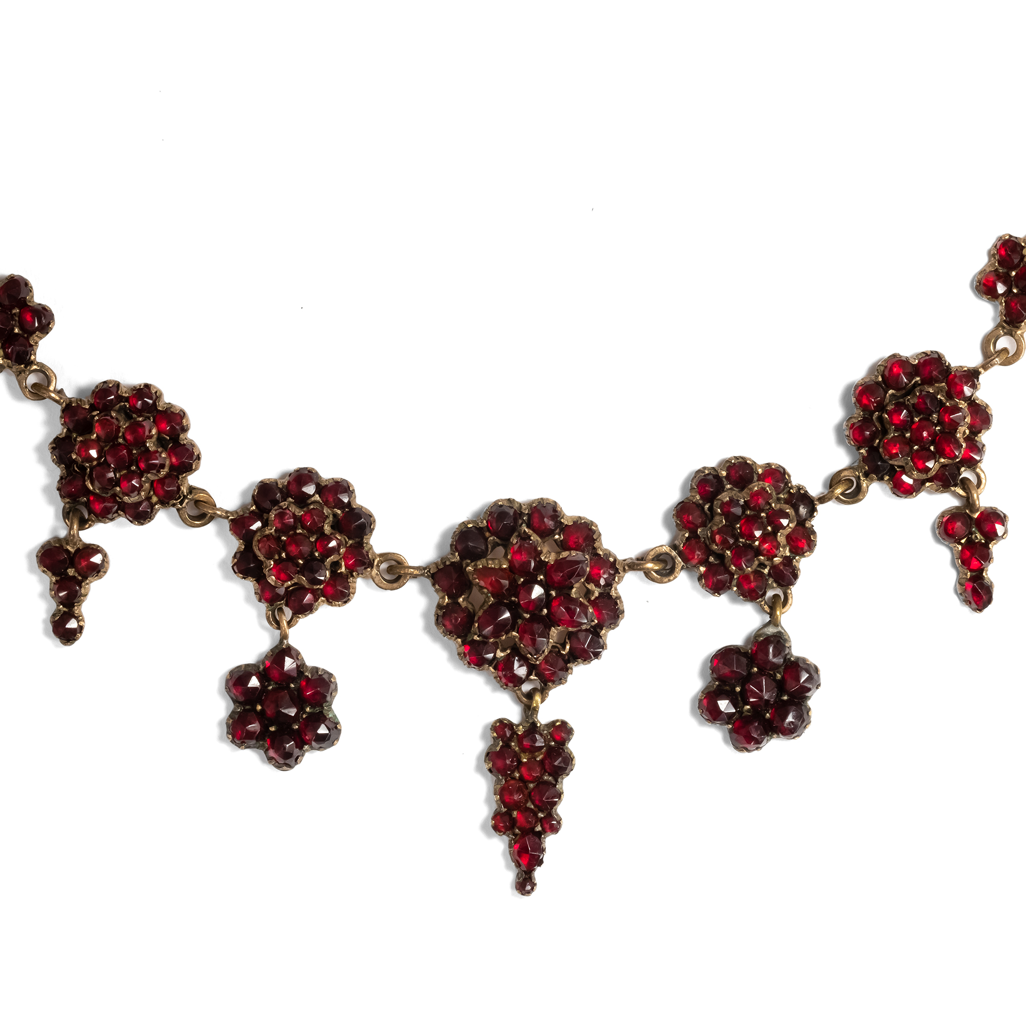 Antikes Blüten-Collier aus böhmischen Granaten im Tombak, um 1890 Antikes Blüten-Collier aus böhmischen Granaten im Tombak, um 1890