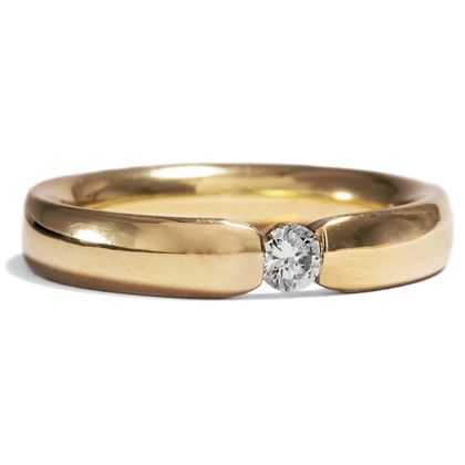 Schlichter Unisex-Bandring aus Gold mit 0,15 ct Diamant-Solitär, um 1995 Schlichter Unisex-Bandring aus Gold mit 0,15 ct Diamant-Solitär, um 1995
