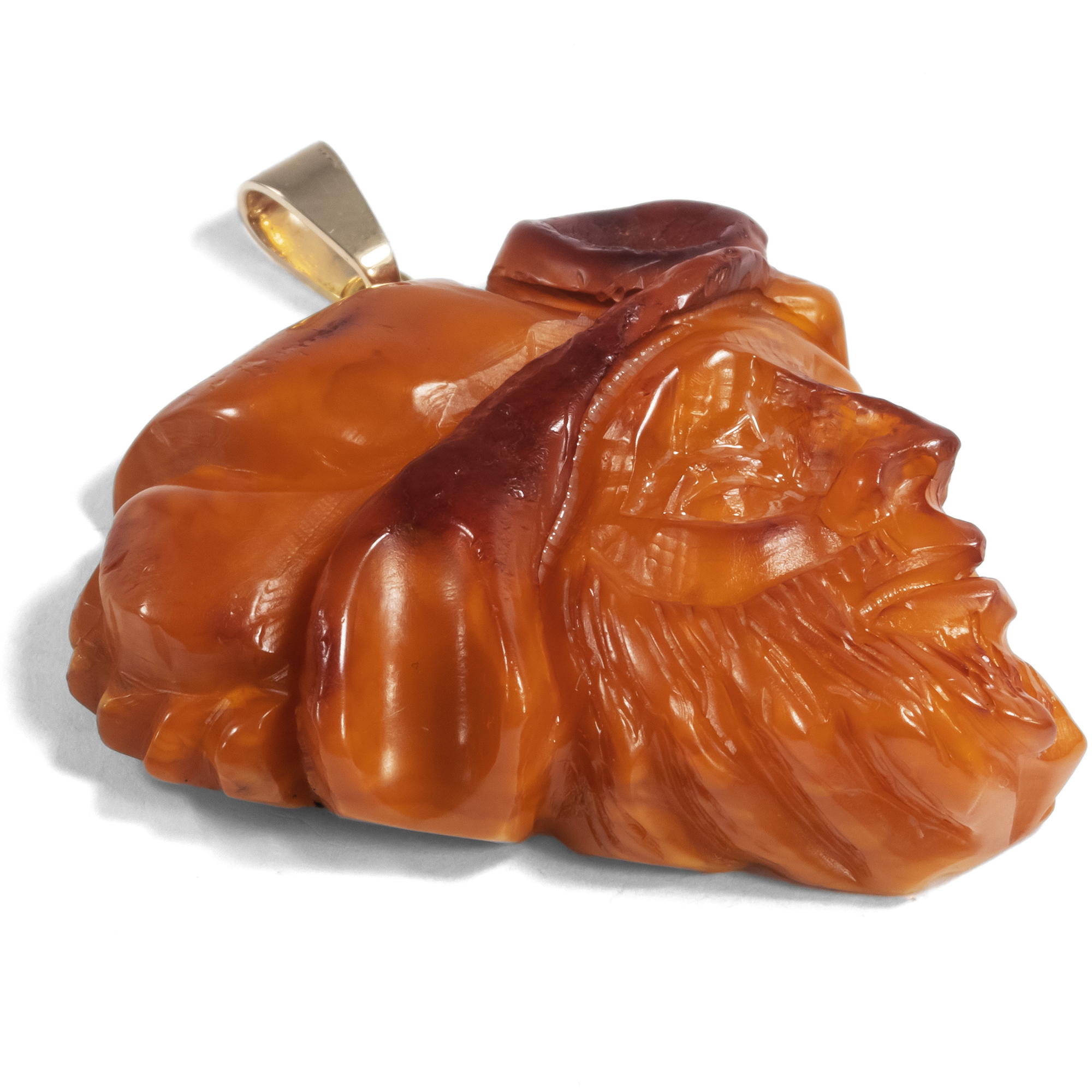Antiker Anhänger aus geschnitztem Butterscotch Bernstein, Deutschland um 1935 Antiker Anhänger aus geschnitztem Butterscotch Bernstein, Deutschland um 1935