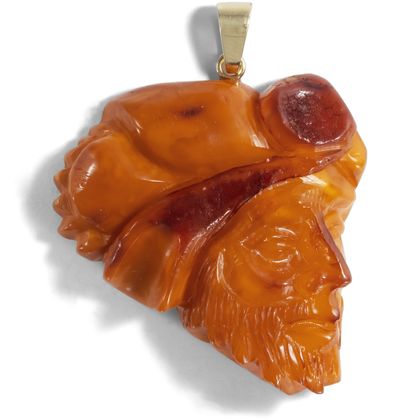Antiker Anhänger aus geschnitztem Butterscotch Bernstein, Deutschland um 1935 Antiker Anhänger aus geschnitztem Butterscotch Bernstein, Deutschland um 1935