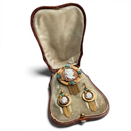 Antike Demi-Parure mit Muschelgemmen in Gold, Österreich-Ungarn um 1870 Antike Demi-Parure mit Muschelgemmen in Gold, Österreich-Ungarn um 1870