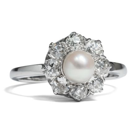 Zierlicher Entourage-Ring mit Naturperle & Diamanten, um 1910 & später Zierlicher Entourage-Ring mit Naturperle & Diamanten, um 1910 & später