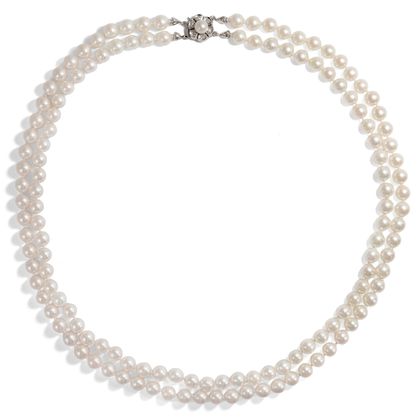 Festliches Perlen-Collier in zwei Reihen mit Diamant-Schließe, um 1960 Festliches Perlen-Collier in zwei Reihen mit Diamant-Schließe, um 1960