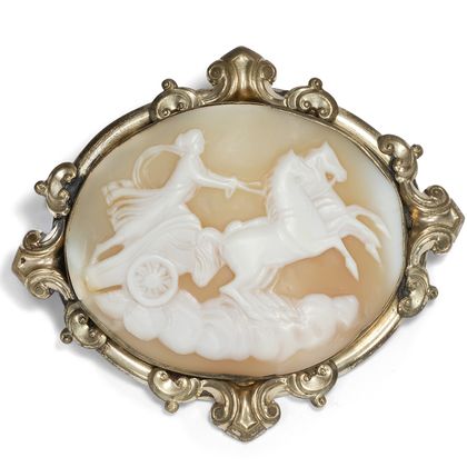 Antike Biedermeier-Brosche mit Muschelgemme der Aurora, um 1850 Antike Biedermeier-Brosche mit Muschelgemme der Aurora, um 1850