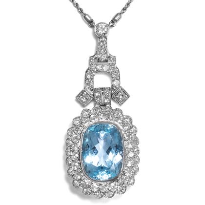 Prachtvoller Diamant-Anhänger des Art Déco aus Platin mit Blautopas, um 1935 Prachtvoller Diamant-Anhänger des Art Déco aus Platin mit Blautopas, um 1935