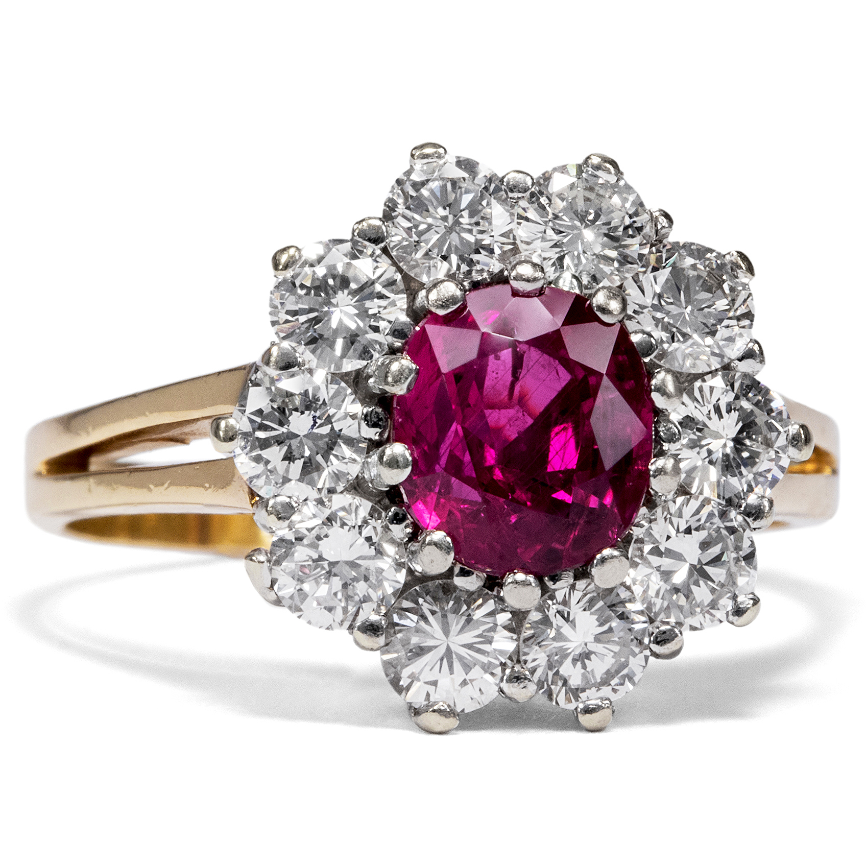 First Class Vintage Entourage Ring With Ruby & Diamonds in Gold, ca. 1970