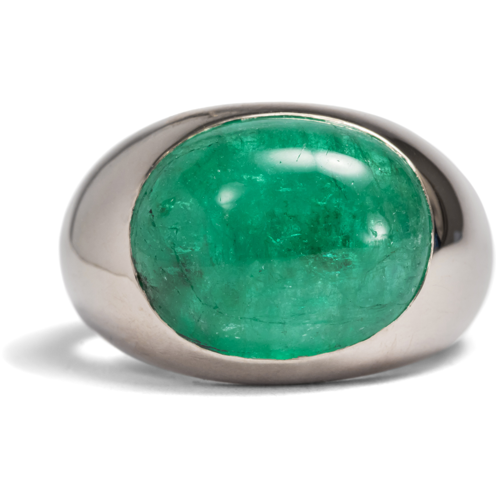 Massiver Weißgoldring mit edlem Smaragd-Cabochon, um 2000 Massiver Weißgoldring mit edlem Smaragd-Cabochon, um 2000