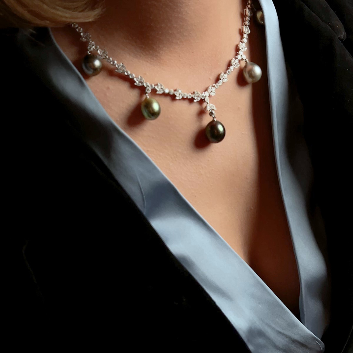 Vintage Necklace with Tahitian Pearls & 4.41 ct Diamonds Set in White Gold, ca. 2000 Vintage Necklace with Tahitian Pearls & 4.41 ct Diamonds Set in White Gold, ca. 2000
