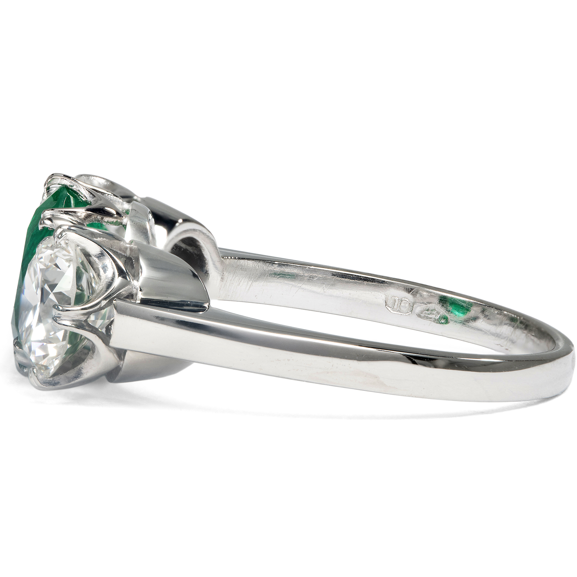 Kraftvoller vintage Ring mit kolumbianischem Smaragd & Diamanten, Wien um 1955 Kraftvoller vintage Ring mit kolumbianischem Smaragd & Diamanten, Wien um 1955