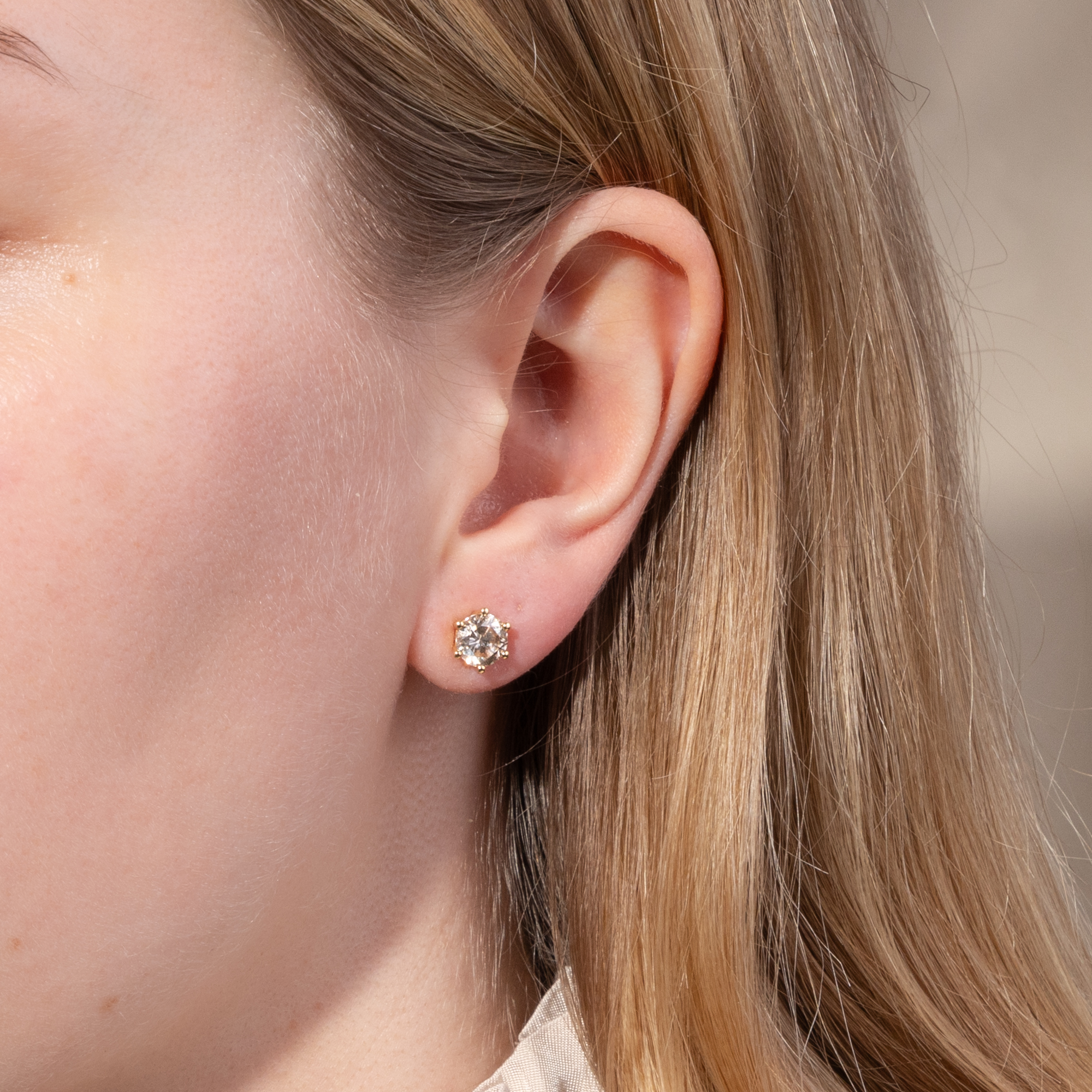 Ungewöhnliche Ohrstecker mit 2,05 ct hellbraunen Brillanten in Gold, um 2000 Ungewöhnliche Ohrstecker mit 2,05 ct hellbraunen Brillanten in Gold, um 2000