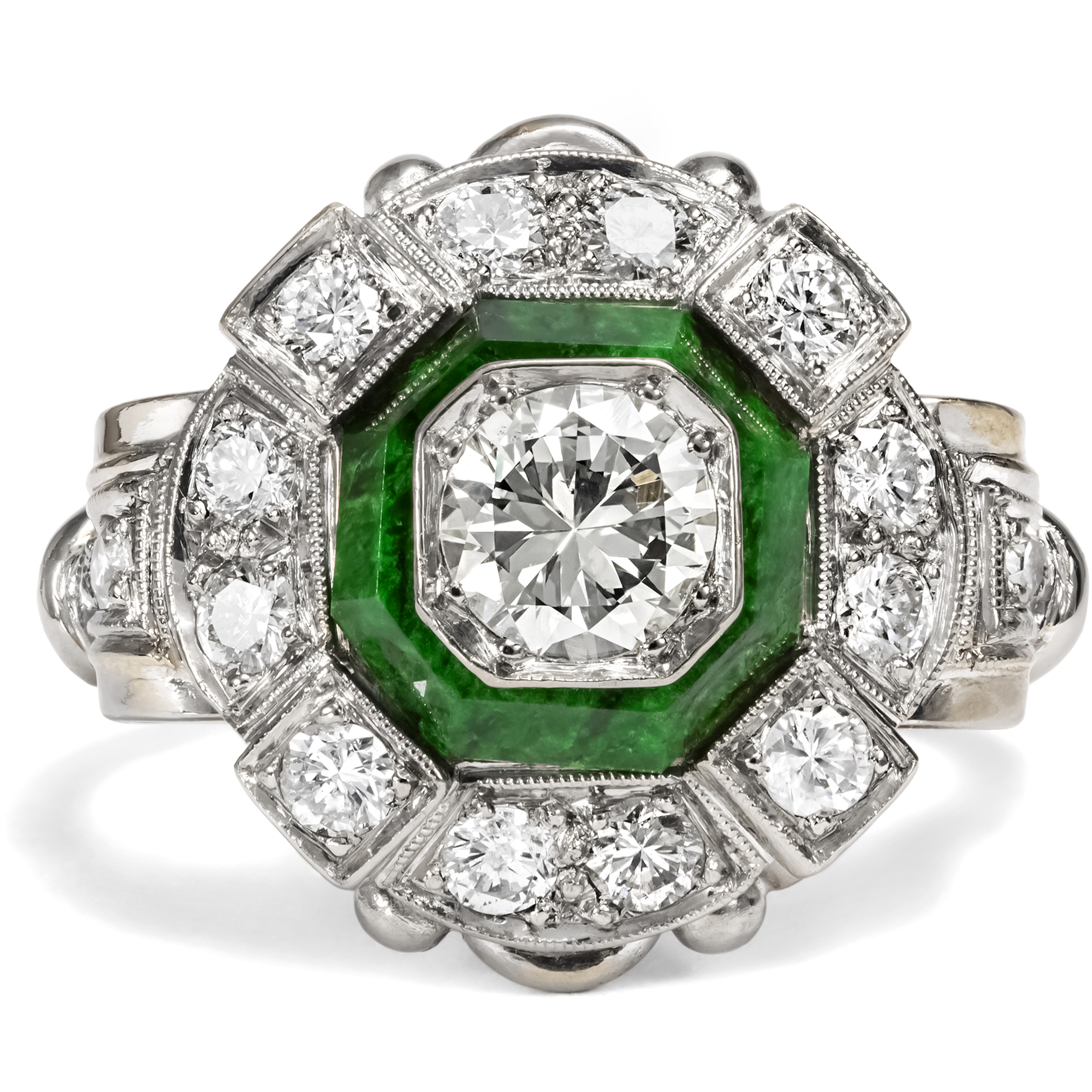Ungewöhnlicher Ring mit Diamanten & Jade in Weißgold, um 1940 Ungewöhnlicher Ring mit Diamanten & Jade in Weißgold, um 1940