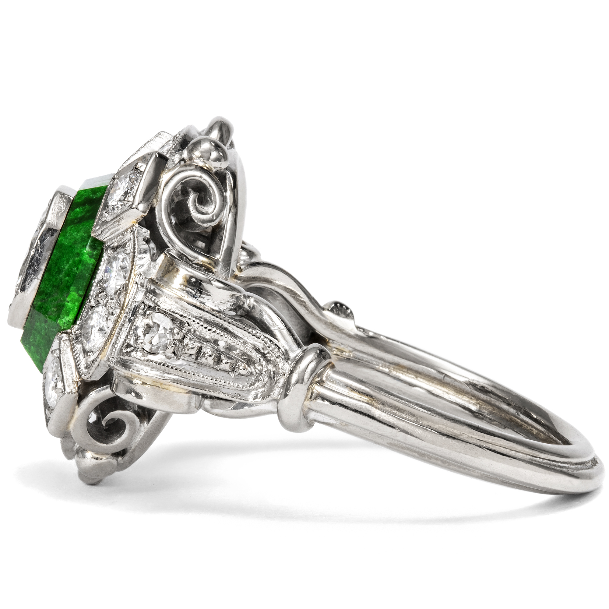 Ungewöhnlicher Ring mit Diamanten & Jade in Weißgold, um 1940 Ungewöhnlicher Ring mit Diamanten & Jade in Weißgold, um 1940
