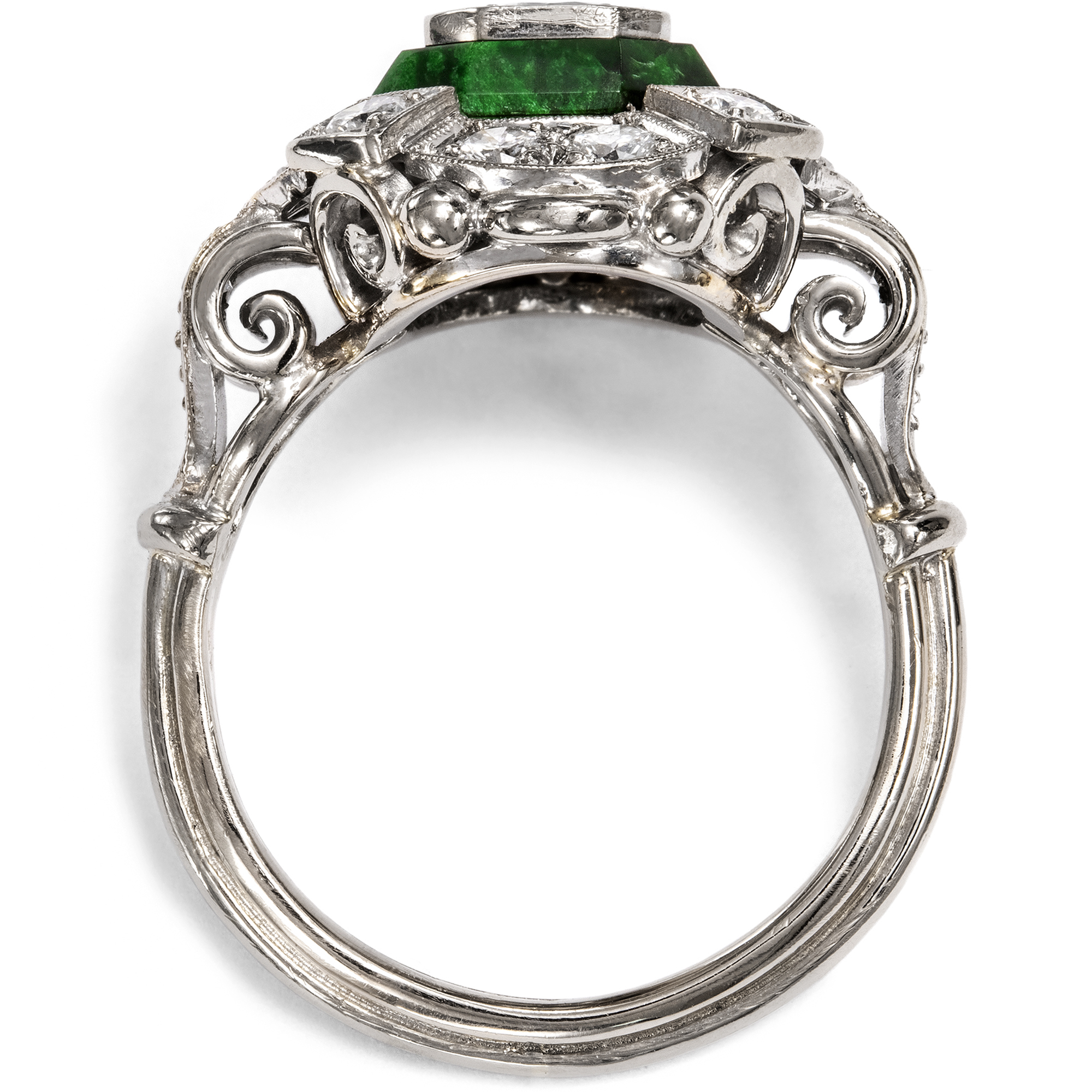 Ungewöhnlicher Ring mit Diamanten & Jade in Weißgold, um 1940 Ungewöhnlicher Ring mit Diamanten & Jade in Weißgold, um 1940