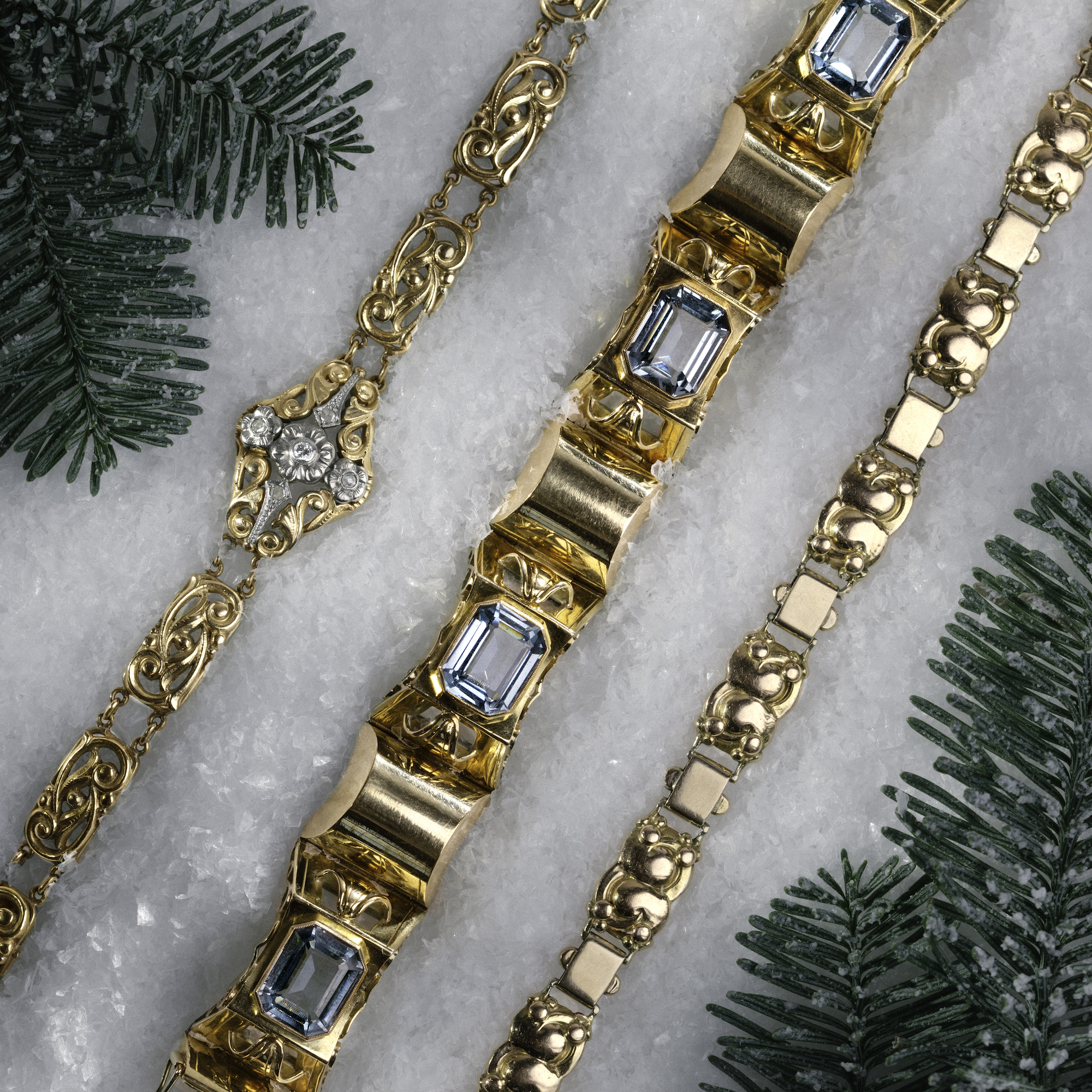 Expressive Bracelet in "Retro Style" With Blue Spinels in Gold, 1930s