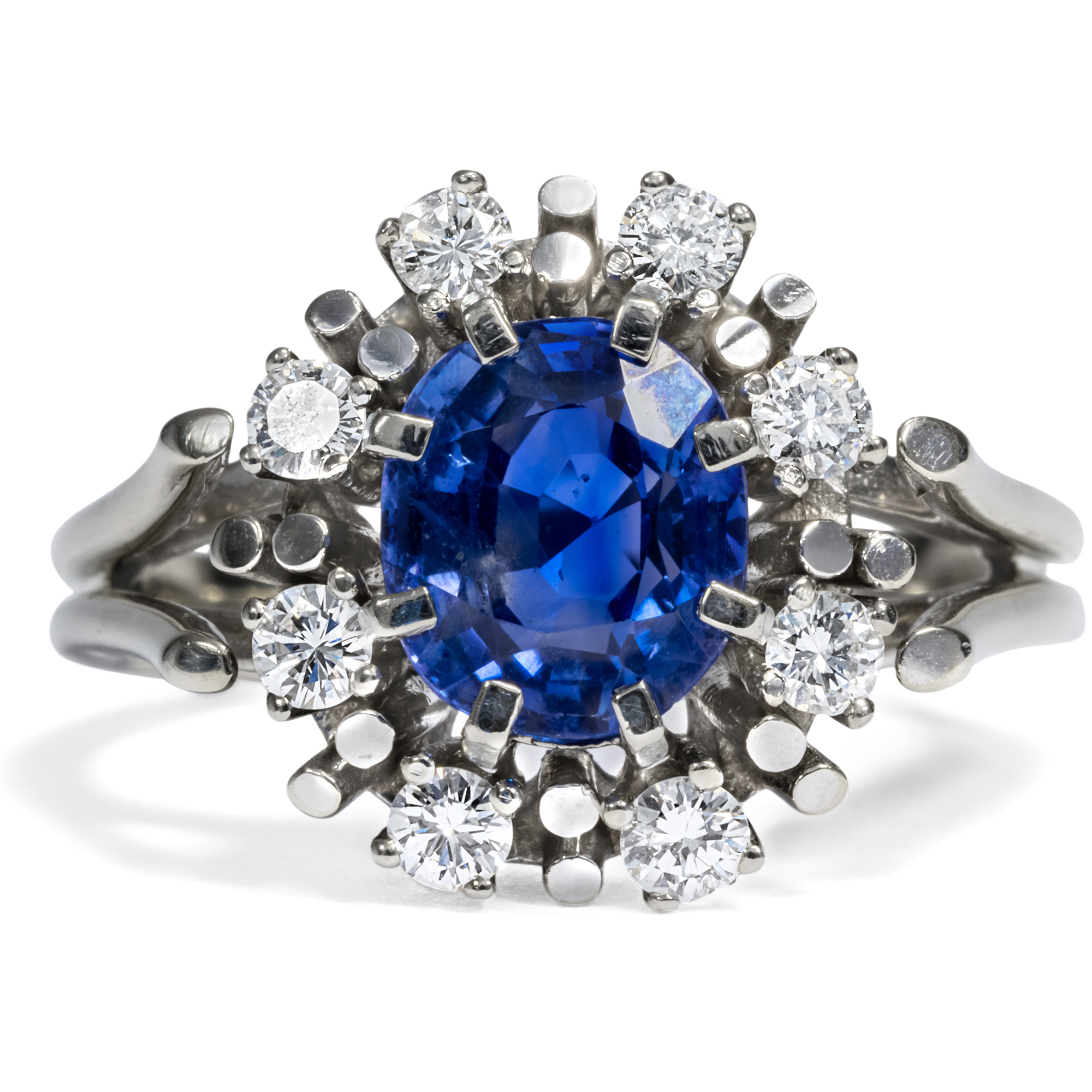 Luxurious Vintage Cluster Ring with Sapphire & Diamonds in White Gold, circa 1970