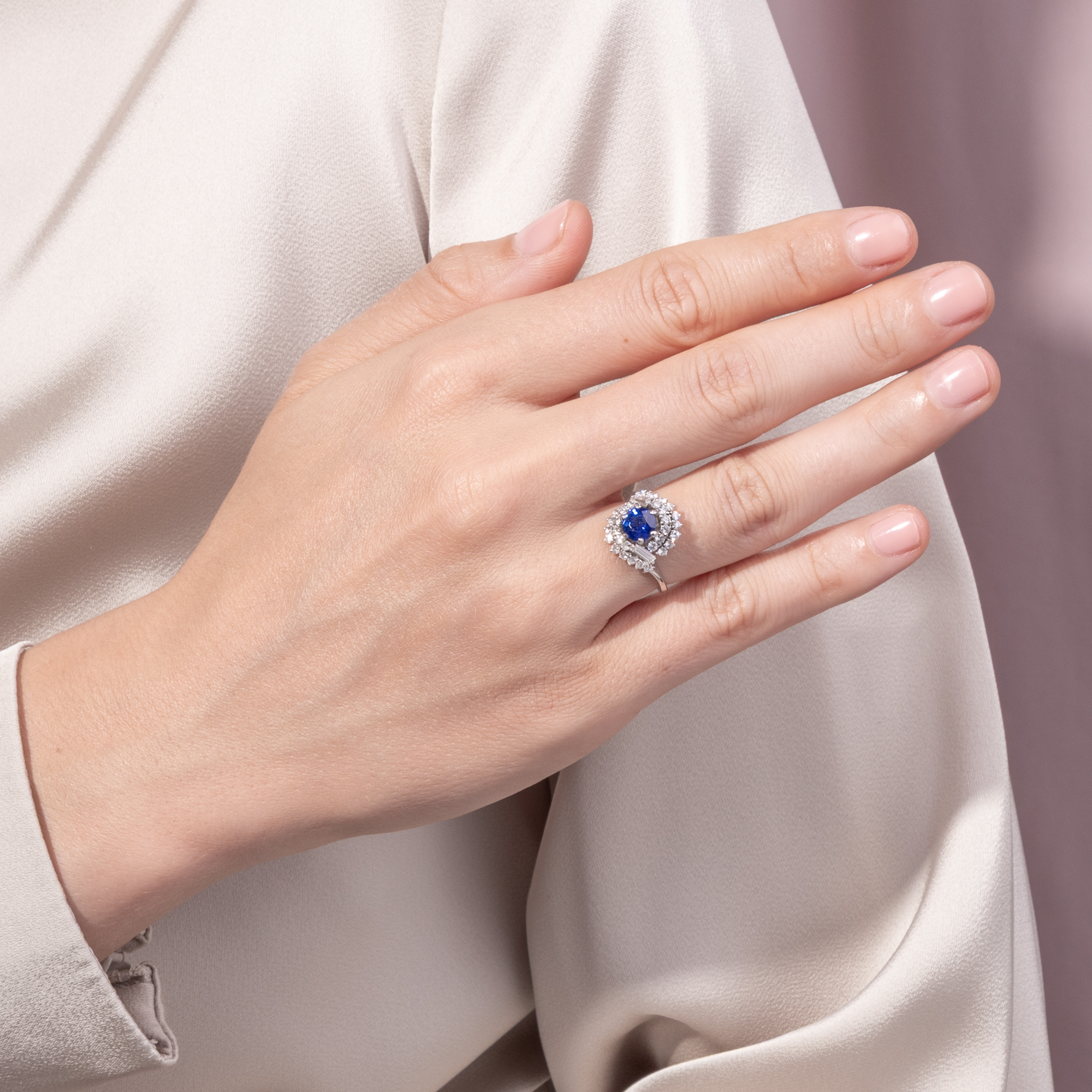Romantic Vintage Ring With Sapphire & Diamonds Set in Platinum, c. 1970 Romantic Vintage Ring With Sapphire & Diamonds Set in Platinum, c. 1970