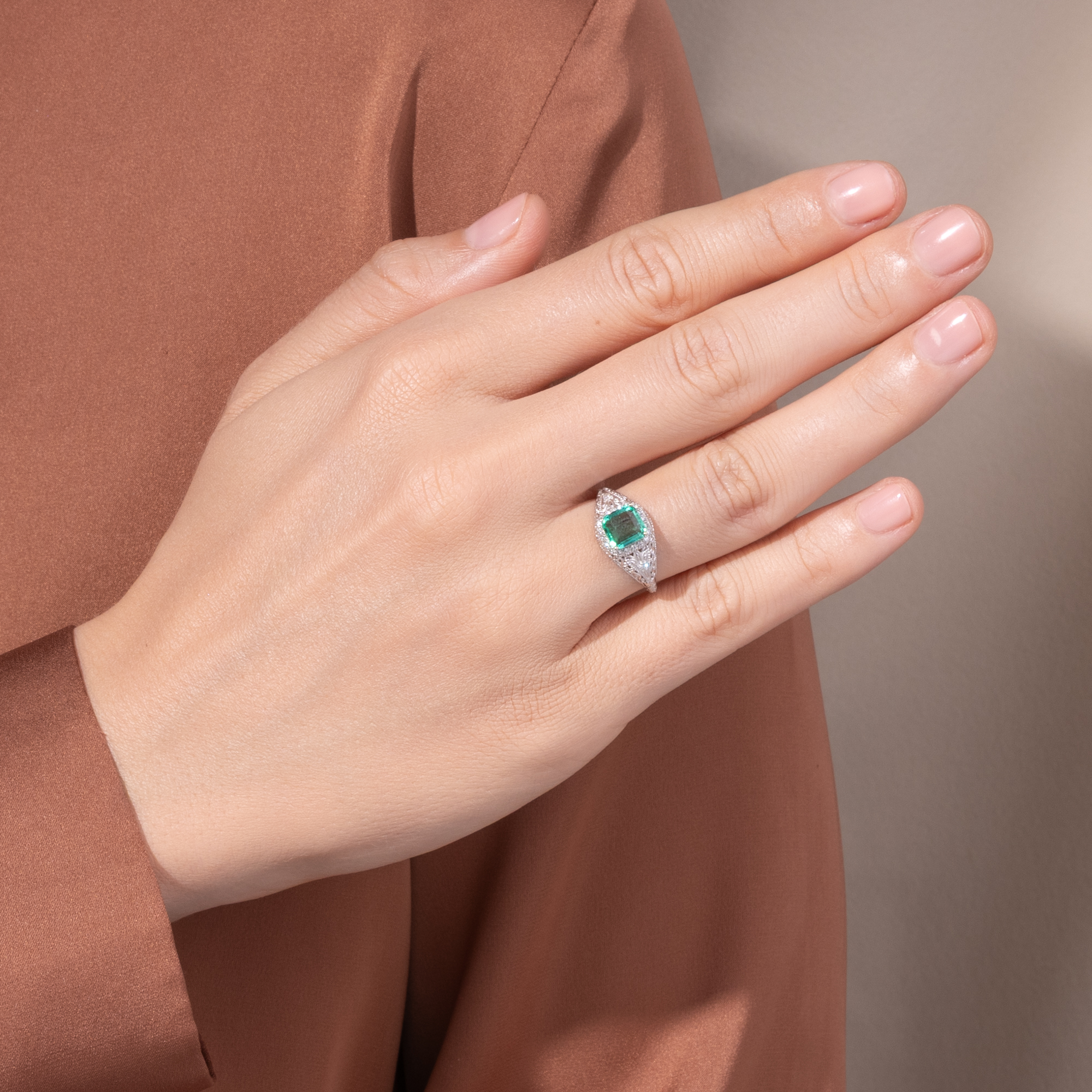 Nostalgischer Ring Smaragd & Diamanten in Weißgold, aus unserer Werkstatt Nostalgischer Ring Smaragd & Diamanten in Weißgold, aus unserer Werkstatt